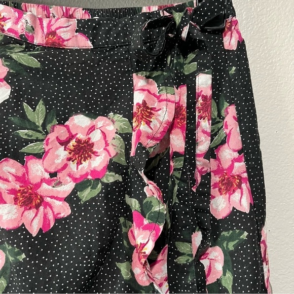 PLANET GOLD- NEW Black and Pink Floral Wrap Mini Skirt Size M - Picture 4 of 4